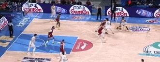 比赛中发生裁判失误争议，广播现场热议
