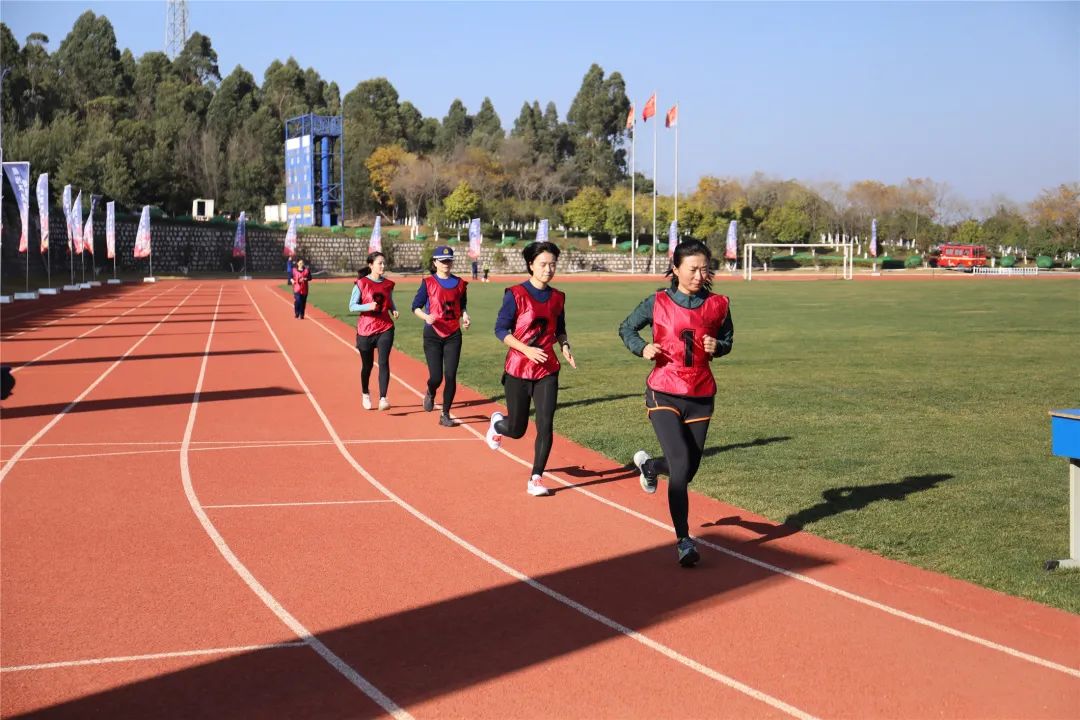 激烈比拼，优势不明决胜之争的简单介绍