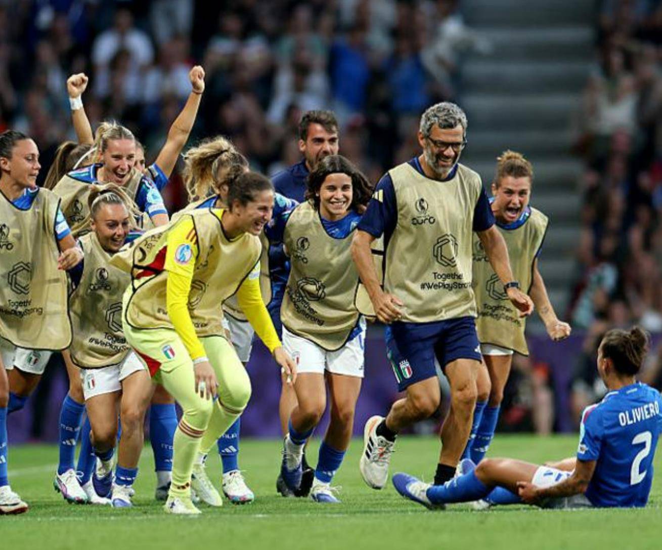 关于意大利女足全队出征，展现强大实力的信息