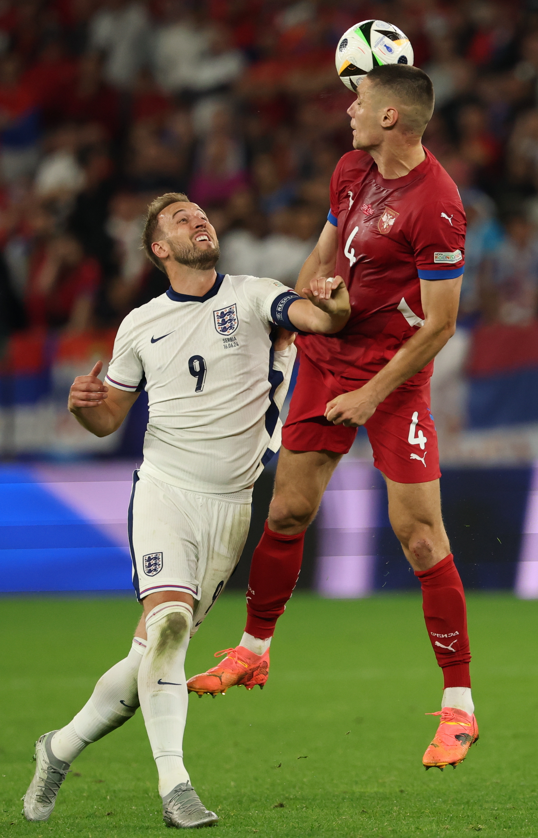 欧洲足球赛事不断精彩，塞尔维亚队走出低谷