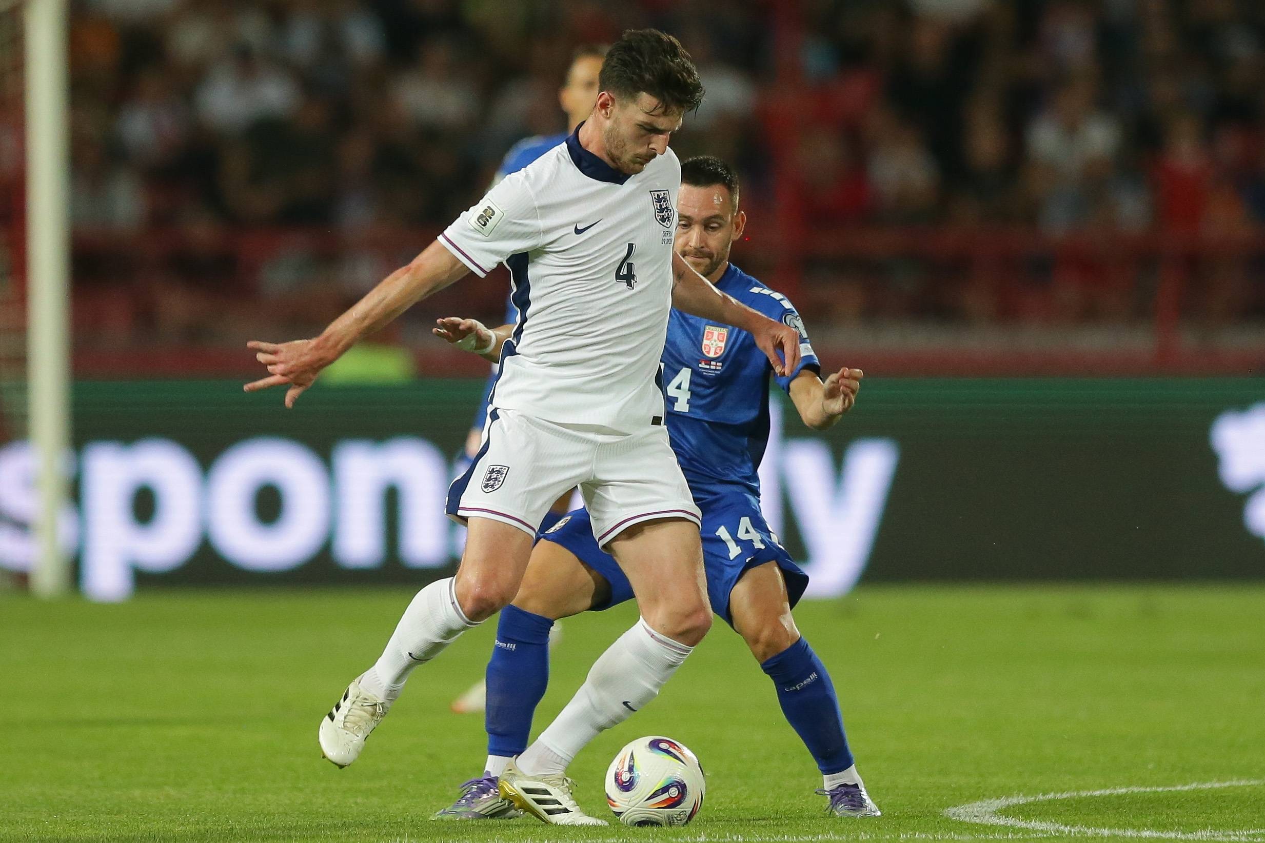 欧洲足球赛事不断精彩，塞尔维亚队走出低谷