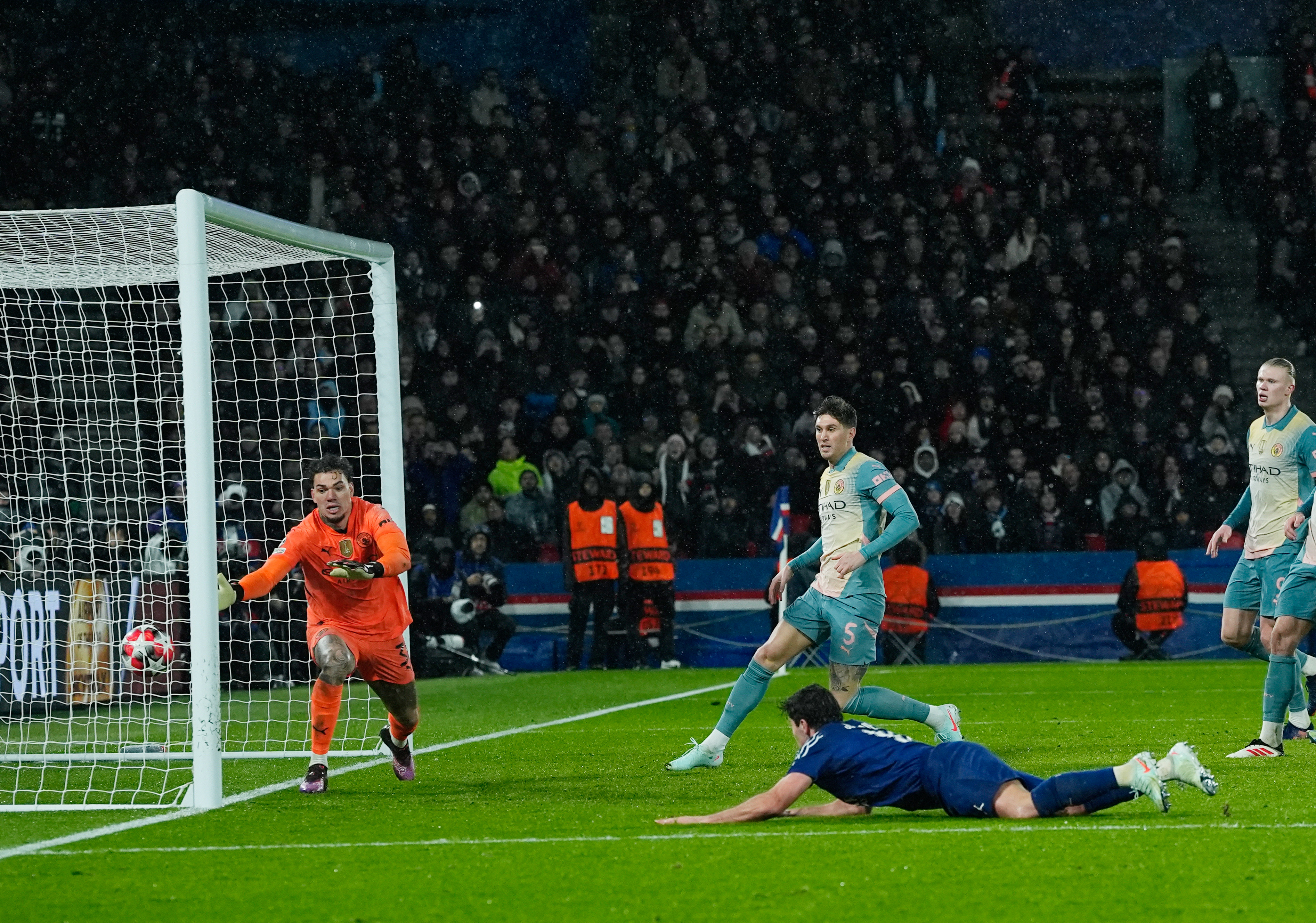 巴黎主场完胜,欧冠资格晋级势不可挡 巴黎主场完胜,欧冠资格晋级势不可挡