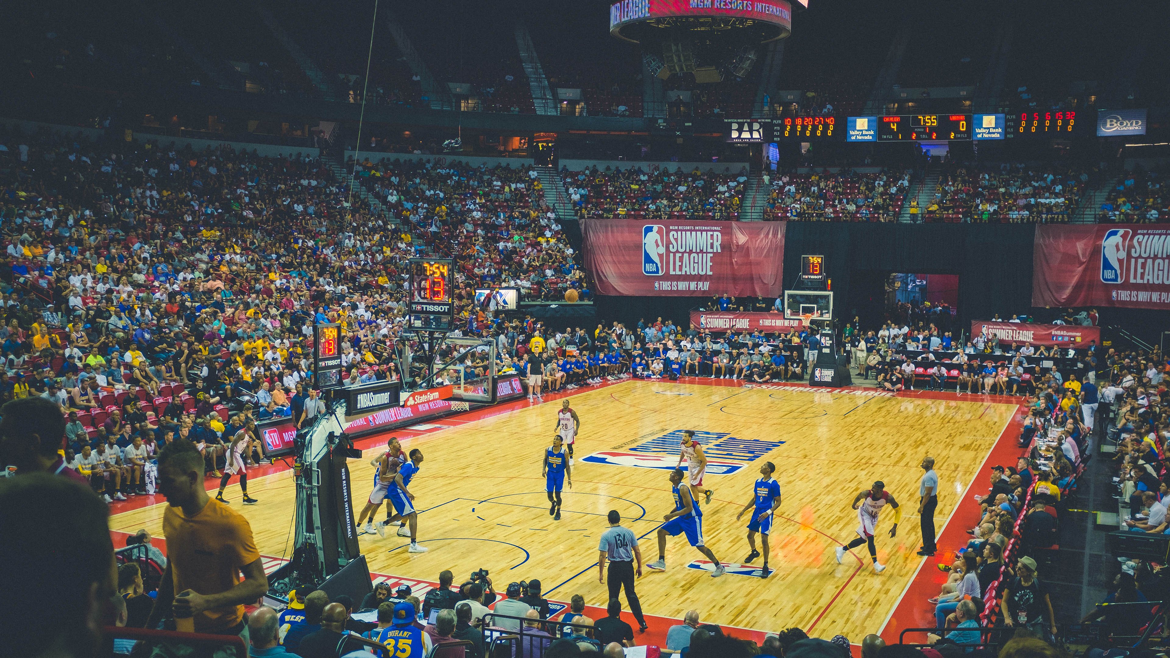 塞维利亚碾压曼城，萨拉赫带队取胜，双线战场的战术革命