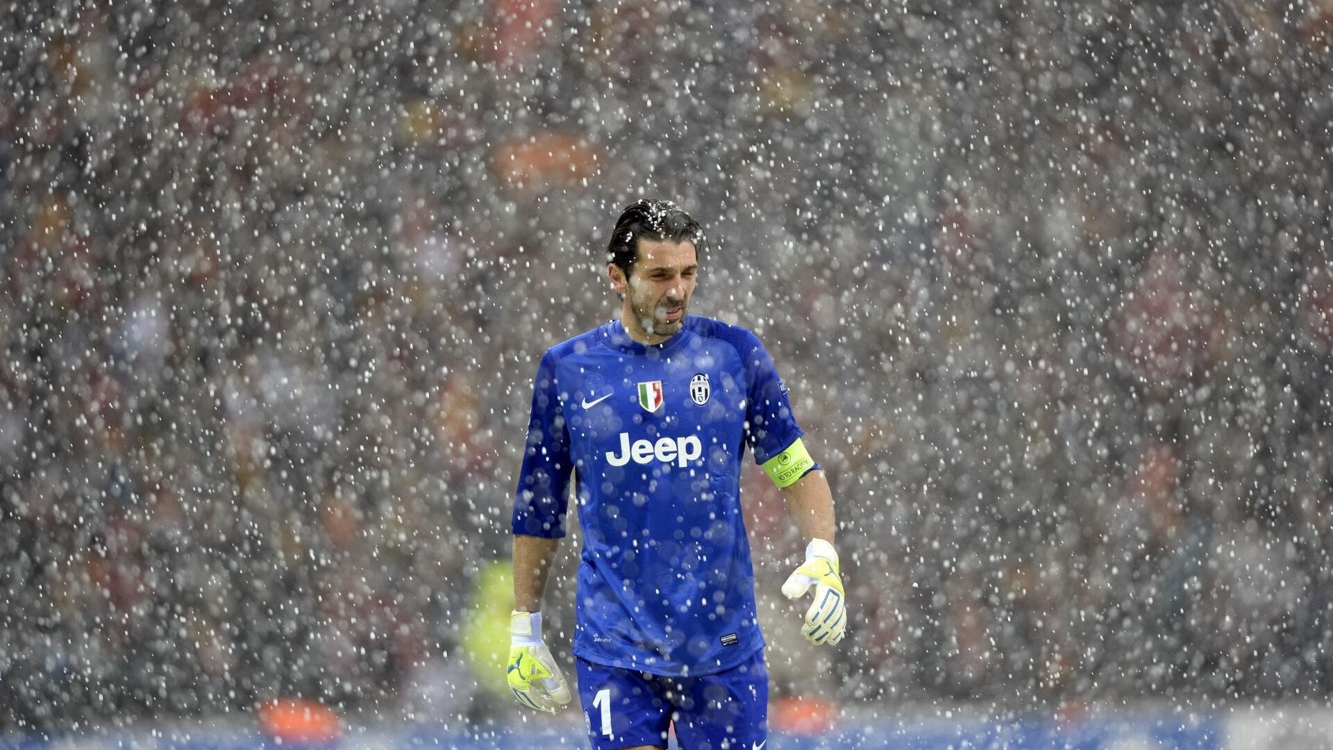 赛道上的红色闪电，阿隆索驾驭阿斯顿马丁力克梅赛德斯，统治全场